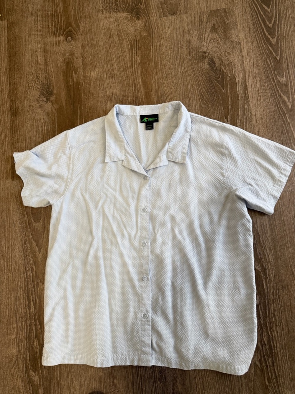 EASTERN MOUNTAIN SPORTS
• SHIRTS woman’s size L